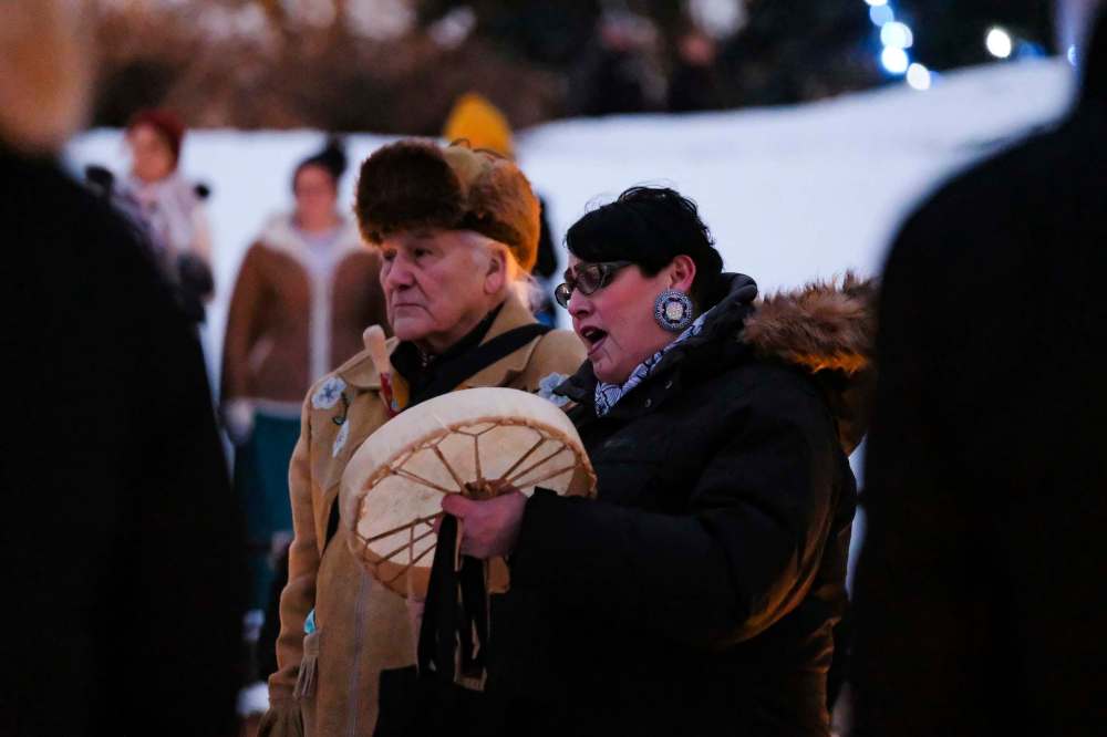 DANIEL CRUMP / WINNIPEG FREE PRESS
Drummer Lisa Strong sings during the ceremony.