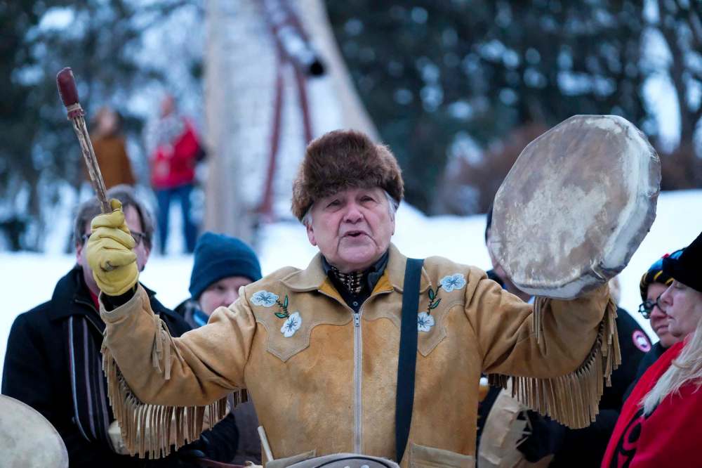 DANIEL CRUMP / WINNIPEG FREE PRESS
Winston Wakita leads the vigil.