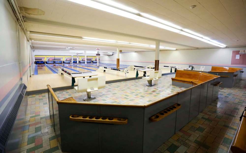 RUTH BONNEVILLE / WINNIPEG FREE PRESS
A working bowling alley is in the basement.