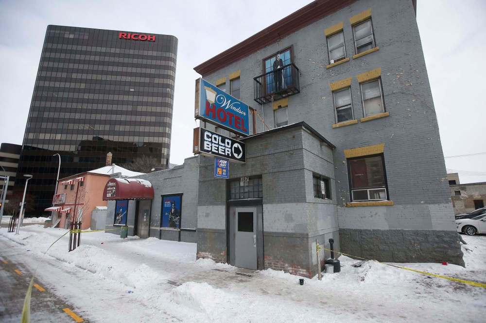 Police investigate the shooting death of a man at the Windsor Hotel in Winnipeg Sunday. (John Woods / Winnipeg Free Press)