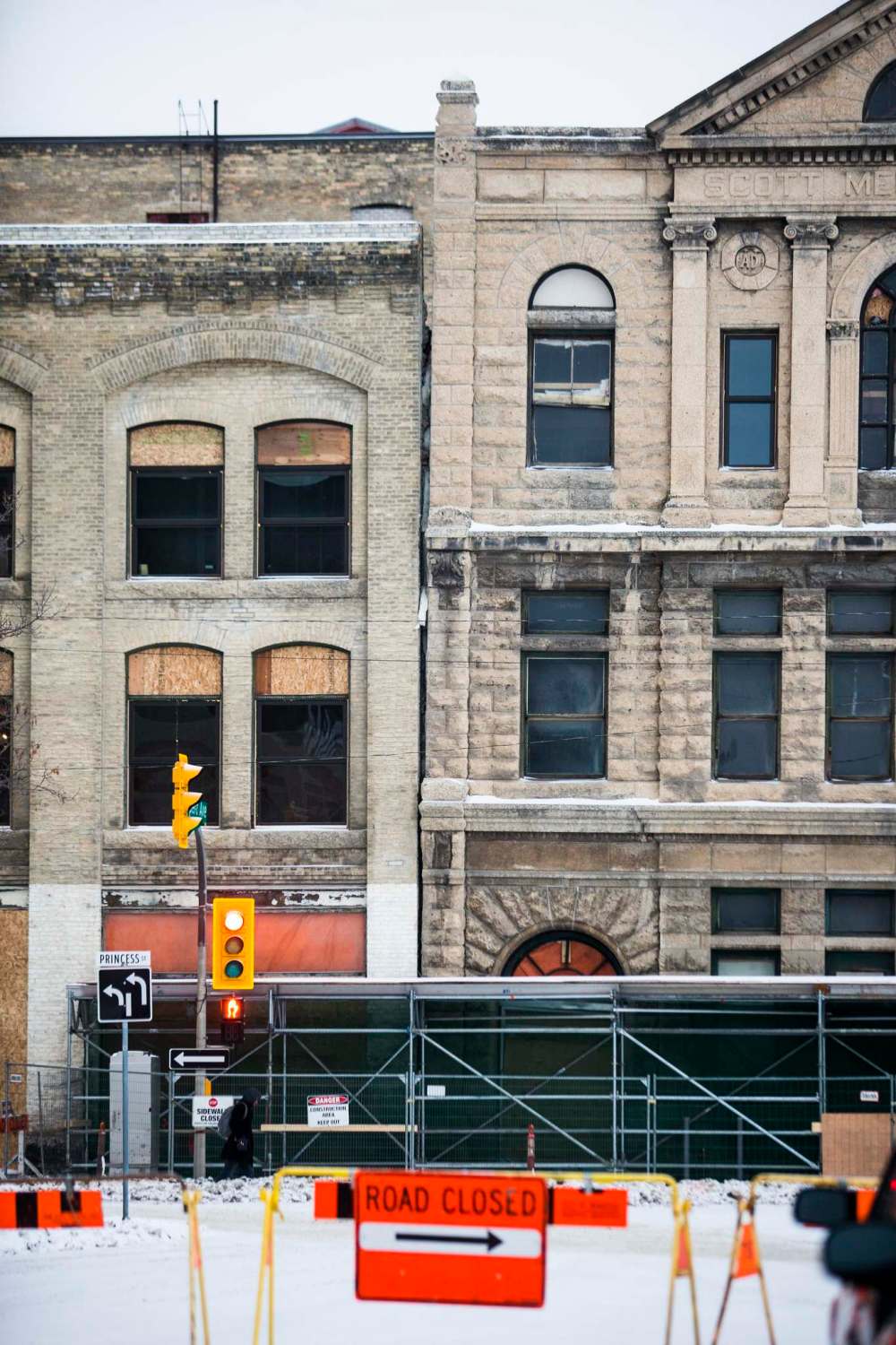 MIKAELA MACKENZIE / WINNIPEG FREE PRESS
The city has shut down the southbound side of Princess Street between Pacific Avenue and Ross Avenue due to “an unexpected structural event during renovations” of the Thomas Scott Memorial Orange Hall building, right.