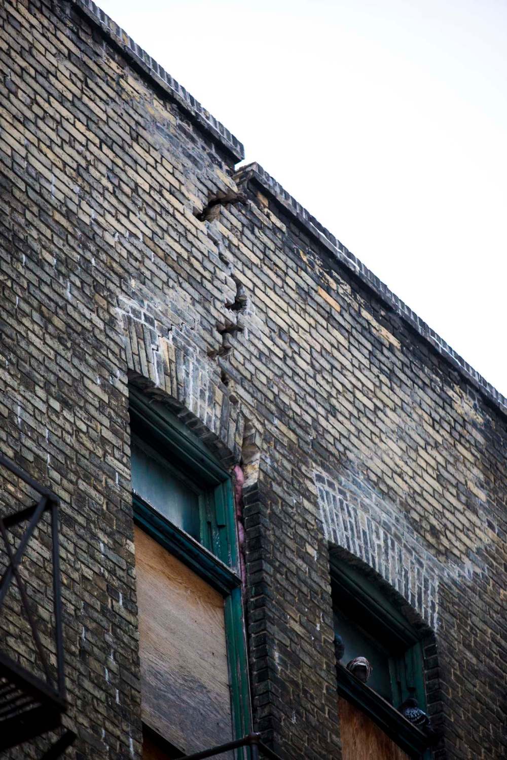 MIKAELA MACKENZIE / WINNIPEG FREE PRESS
Some of the cracks in the buildling are large enough to fit a hand inside.
