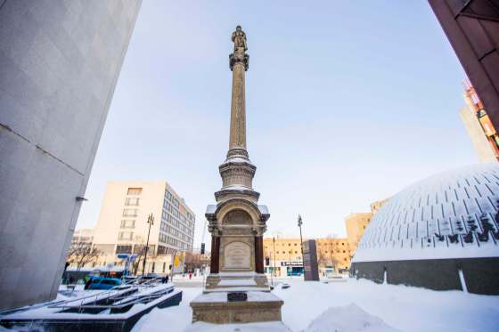 A pillar stands between the Manitoba Museum and Centennial Concert Hall paying tribute to men who died fighting the Louis Riel-led Métis forces at Fish Creek and Batoche, Sask., in 1885. (Mikaela MacKenzie / Winnipeg Free Press)