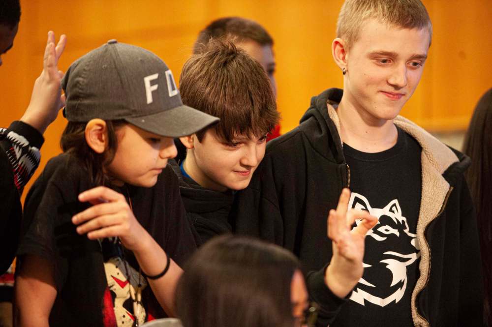 Mike Sudoma / Winnipeg Free Press
Archwood School students Skype Albuquerque N.M.’s James Monroe Middle School as they take part in the first-ever International Middle School Esports League game.
