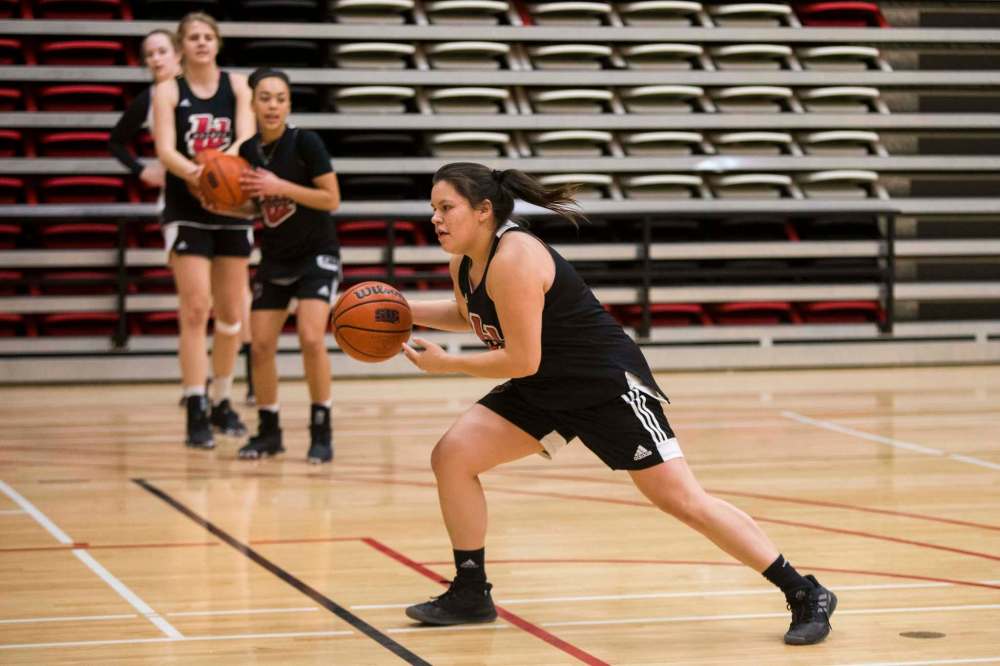 MIKAELA MACKENZIE / WINNIPEG FREE PRESS
Robyn Boulanger practices with her Wesmen women's basketball teammates at the Duckworth Centre Wednesday.