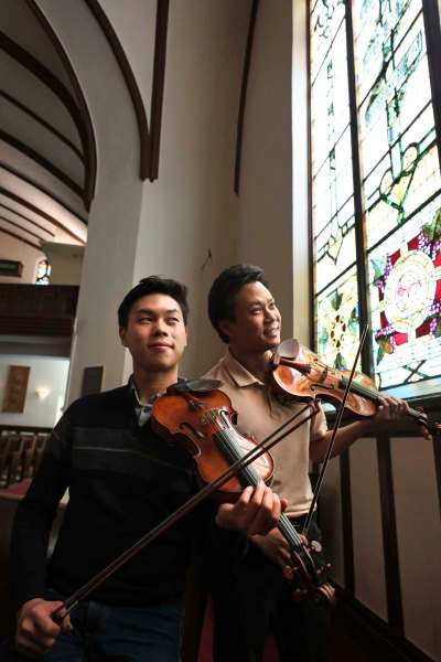 RUTH BONNEVILLE / WINNIPEG FREE PRESS FILES
Canadian violinists Nikki Chooi (right) and Timothy Chooi make a return appearance with the MCO in June 2021. The musician brothers joined the orchestra in concert last year.
