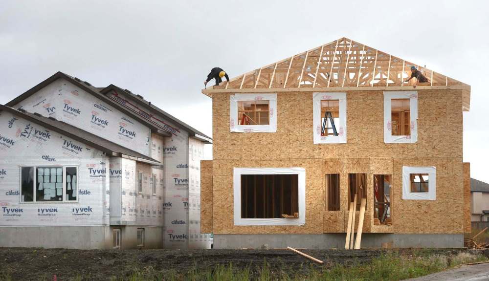 WAYNE GLOWACKI / WINNIPEG FREE PRESS FILES
The Canada Mortgage and Housing Corporation has some concerns about the overbuilding of new homes in Winnipeg.