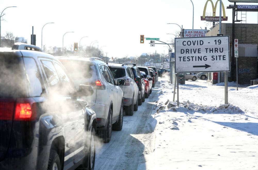 RUTH BONNEVILLE / WINNIPEG FREE PRESS Cars lined up along Main Street, Charles St. and in the drive-thru COVID Testing site on Main Street Tuesday.
