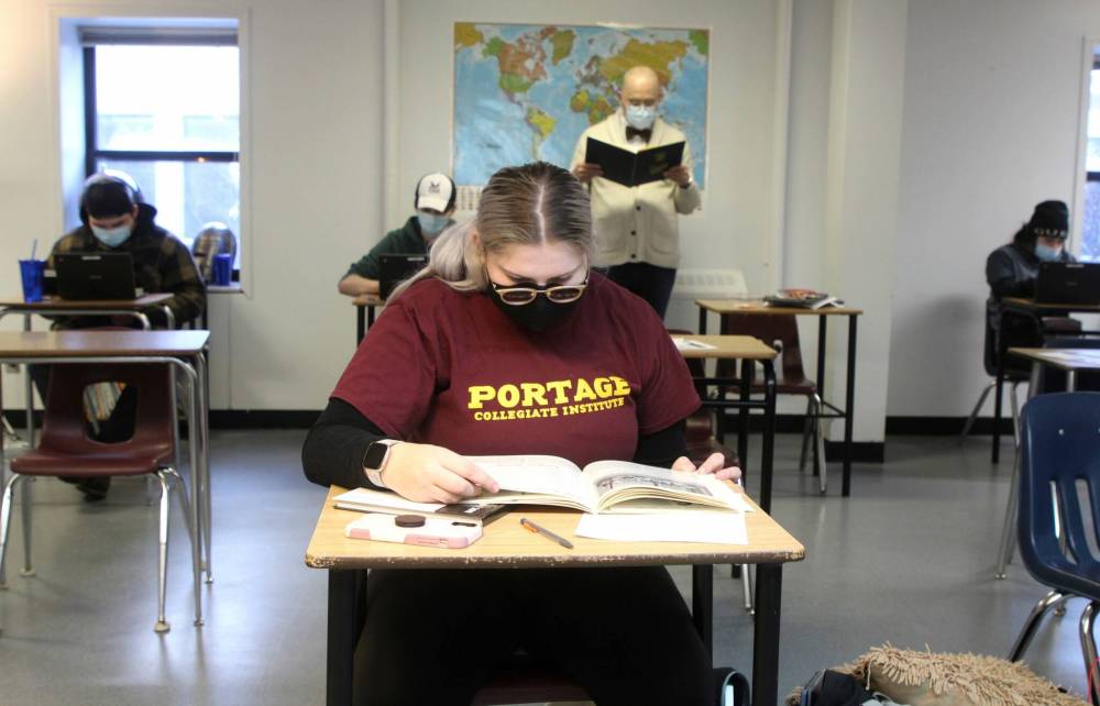 MAGGIE MACINTOSH/WINNIPEG FREE
Grade 12 student Kailey Elias said she struggled to find motivation to come to school before entering the roving classroom program.