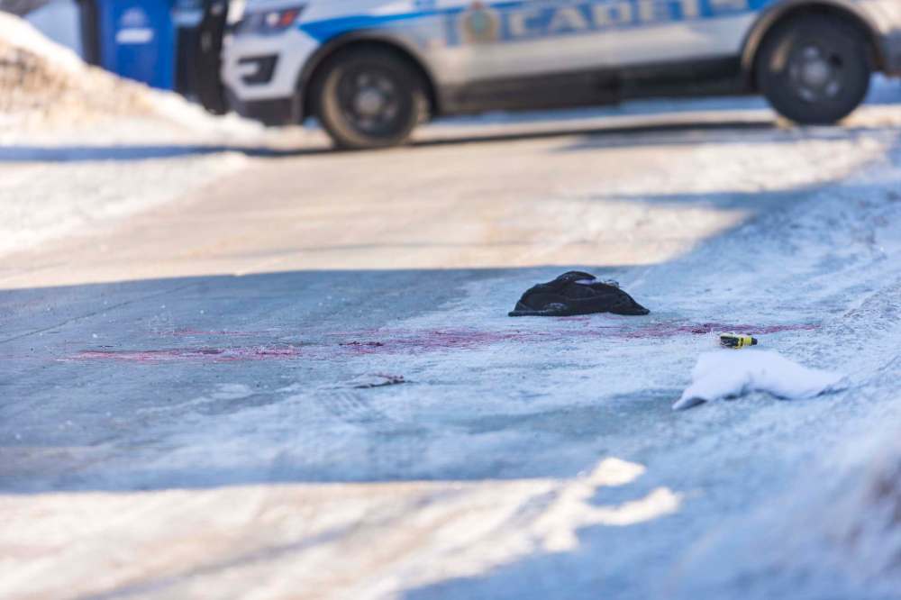 A man was shot outside a Charleswood home where police were called to investigate an assault. (Mikaela MacKenzie / Winnipeg Free Press)