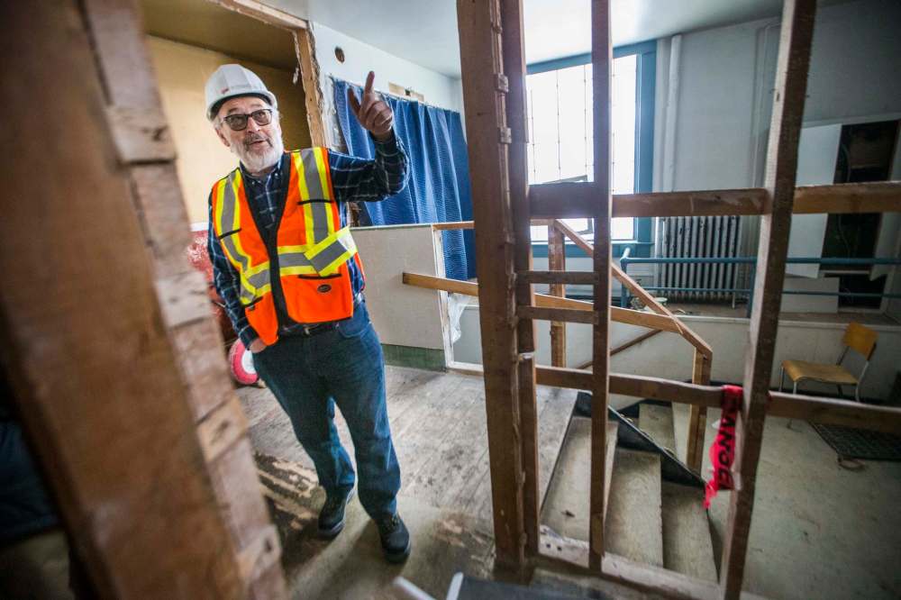 MIKAELA MACKENZIE / WINNIPEG FREE PRESS
Architect Giovanni Geremia points to the ongoing work.