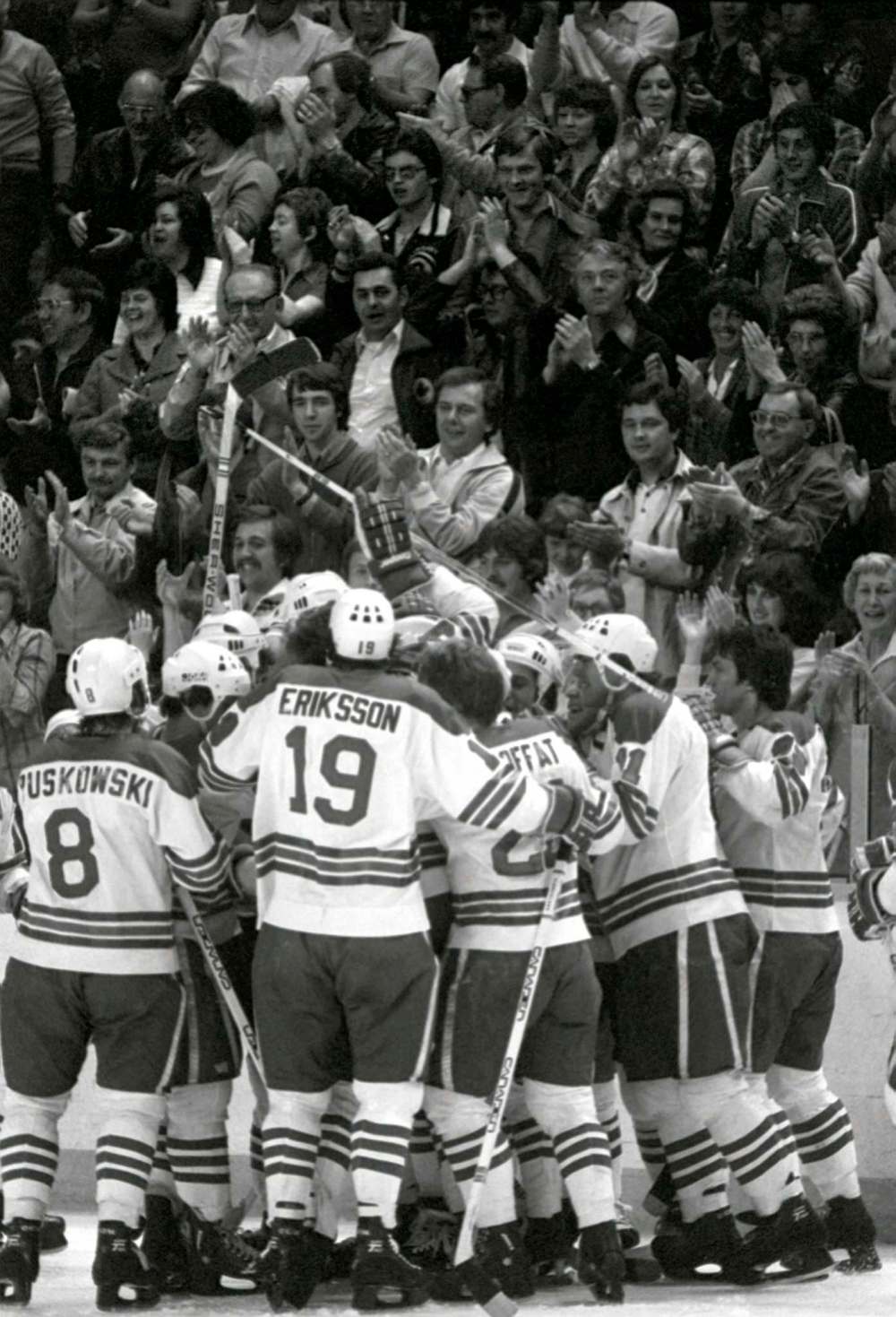 JON THORDARSON / WINNIPEG FREE PRESS FILES
Fans applaud as the Winnipeg Jets celebrate after the final whistle of the 1979 WHA final that saw the Jets vanquish the Edmonton Oilers and establish WHA supremacy.