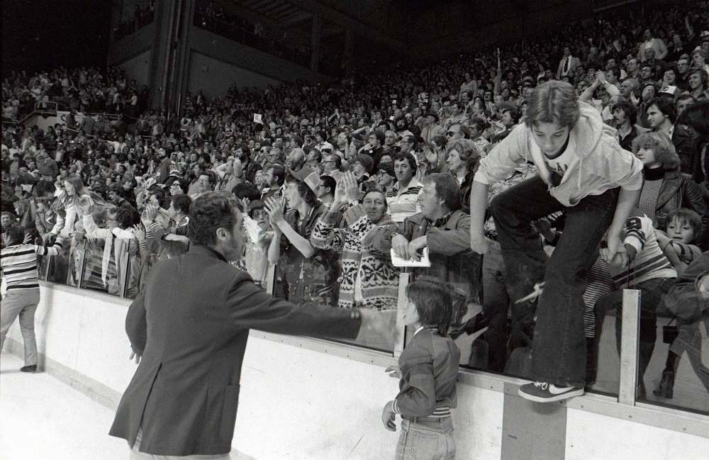 JON THORDARSON / WINNIPEG FREE PRESS FILES
Elated fans invade the ice surface to join their hockey heroes in celebrating the Jets’ 1979 Avco Cup triumph.