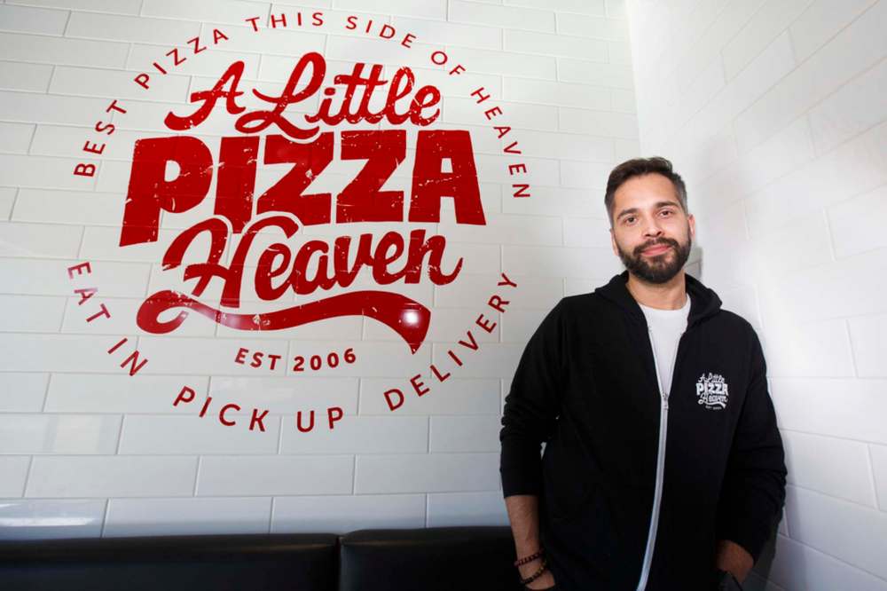 MIKE DEAL / WINNIPEG FREE PRESS
Fabio Haiko-Pena, the operations manager for Little Pizza Heaven, supports the idea that the Maniotba restaurant association is calling on the province to let restaurants deliver alcohol.