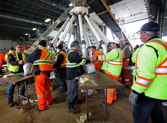 Sandbags are filled at a city facility in 2017. Flood preparations will require a new approach due to COVID-19. (Ruth Bonneville / Winnipeg Free Press files)
