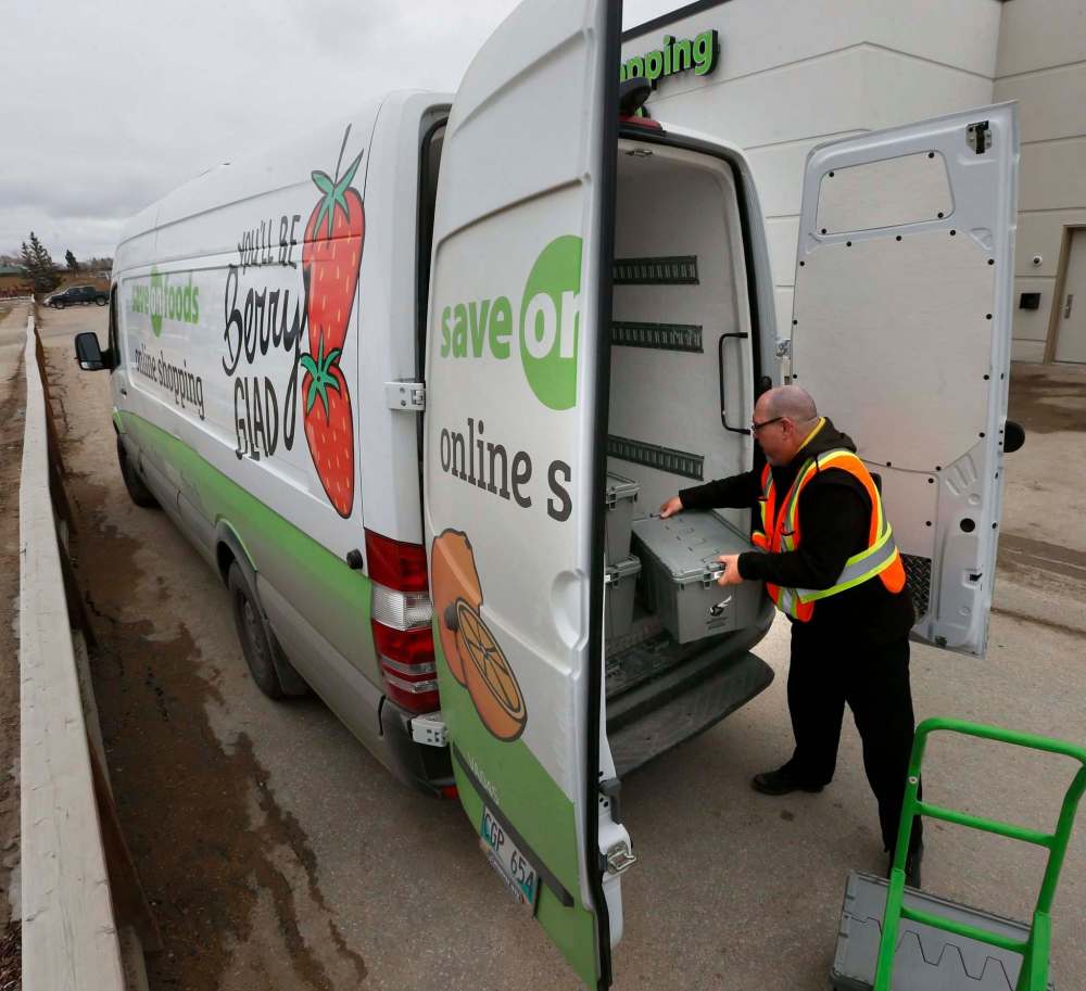 WAYNE GLOWACKI / WINNIPEG FREE PRESS FILES
A worker loads online grocery orders into a delivery van at Save-On-Foods in Winnipeg. Since the COVID-19 outbreak, many Canadians have opted to try online shopping for the first time.
