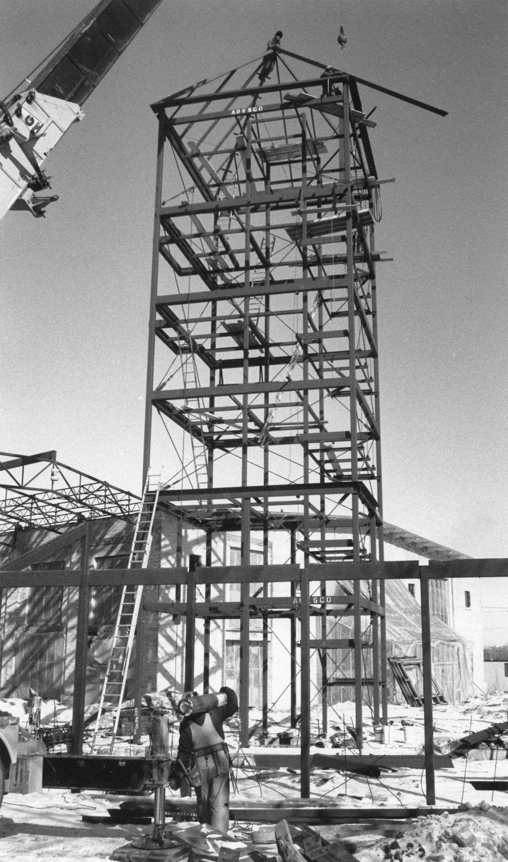 GERRY CAIRNS / WINNIPEG FREE PRESS FILES
The steel and glass tower under construction.