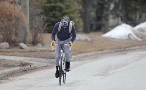 RUTH BONNEVILLE / WINNIPEG FREE PRESS
With Sunday street closures now daily, Wellington Crescent is ideal for cycling and running.