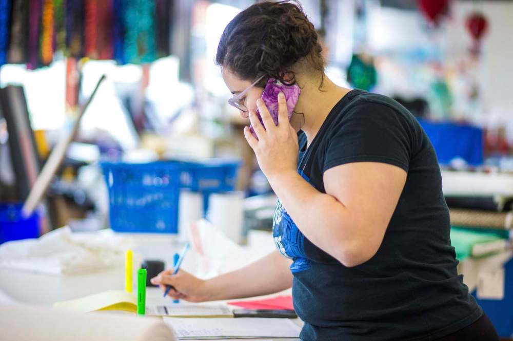 MIKAELA MACKENZIE / WINNIPEG FREE PRESS
Gilliam McDonnell puts together orders.