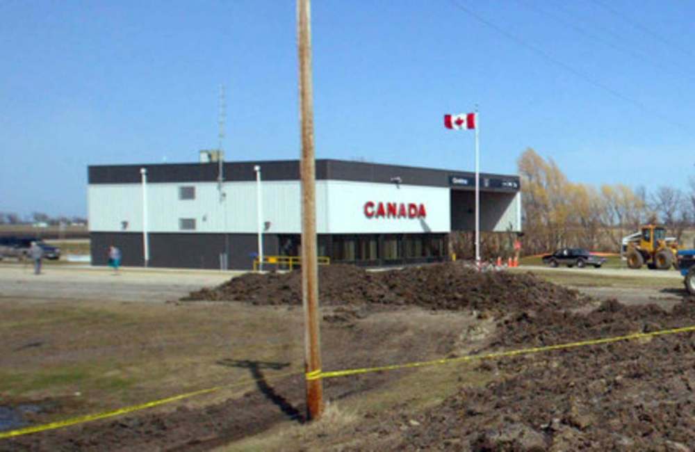 MIKE APORIUS / WINNIPEG FREE PRESS FILES
The Canada/US border crossing at Gretna, Manitoba is one of six in the province that the federal government is temporarily reducing the hours of operation.