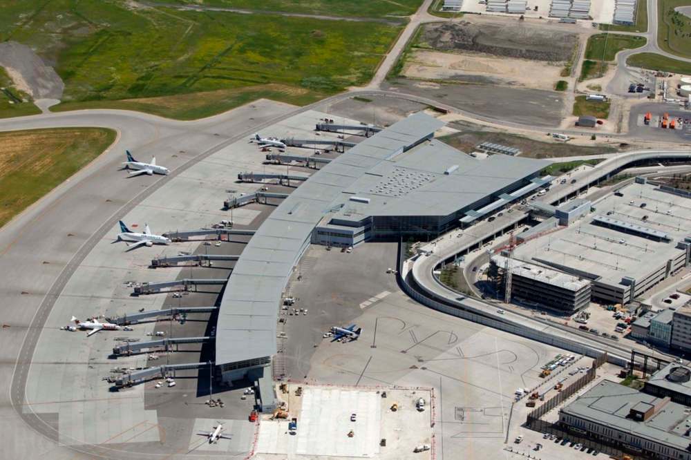 BORIS MINKEVICH / WINNIPEG FREE PRESS FILES
An aerial of Winnipeg's James Armstrong Richardson International Airport. A Winnipeg city council committee is divided in a debated plan to allow home construction closer to the airport.