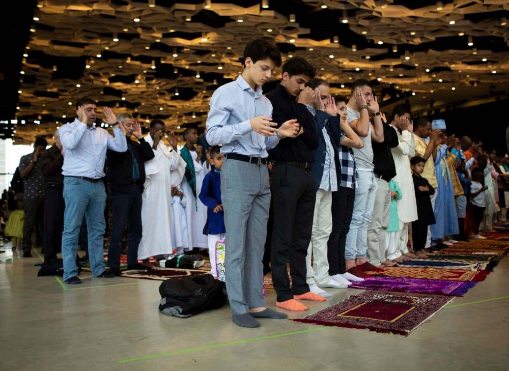ANDREW RYAN / WINNIPEG FREE PRESS FILES
Worshippers pray facing Mecca during the Eid-ul-Fitr, the last day of Ramadan.