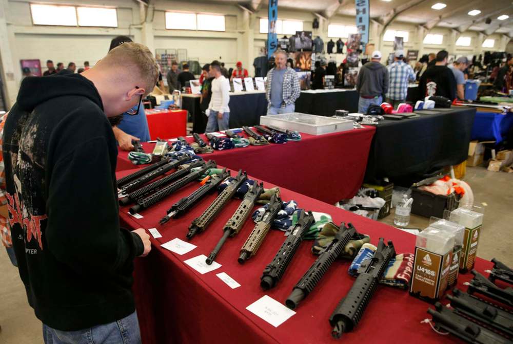 (Allen J. Schaben/Los Angeles Times/TNS)
Gun enthusiasts view AR-15 semi-automatic assault rifle parts and kits at a gun show. The federal Liberal party is expected to follow through on a campaign promise to ban certain “military-style” firearms, possibly as soon as today.