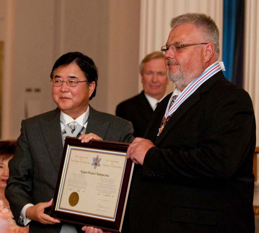 HADAS PARUSH / WINNIPEG FREE PRESS FILES
Then-Lt. Gov. Philip Lee presents Eugene Kostyra with the Order of Manitoba in July, 2011.