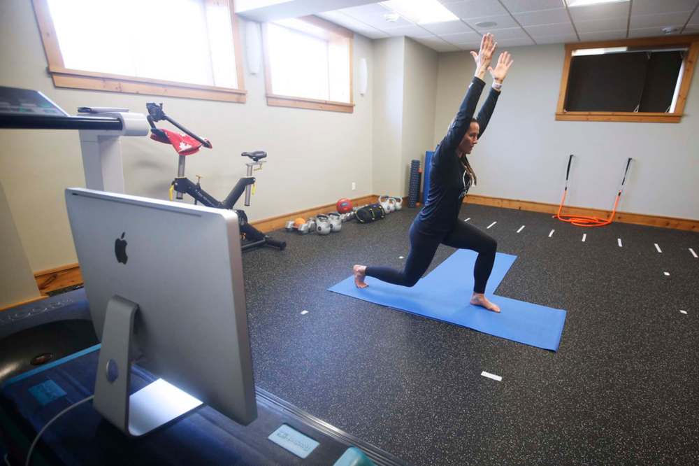 JOHN WOODS / WINNIPEG FREE PRESS
Jodian Self, Winnipeg’s only certified JOGA trainer (defined as yoga for jocks) in her home doing an online JOGA session in Winnipeg Tuesday.