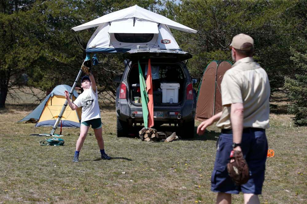 Ginny Knowles reaches up for the catch as Steve Pratt throws a ball to her Sunday as they enjoy camping at Birds Hill. John Woods / Winnipeg Free Press