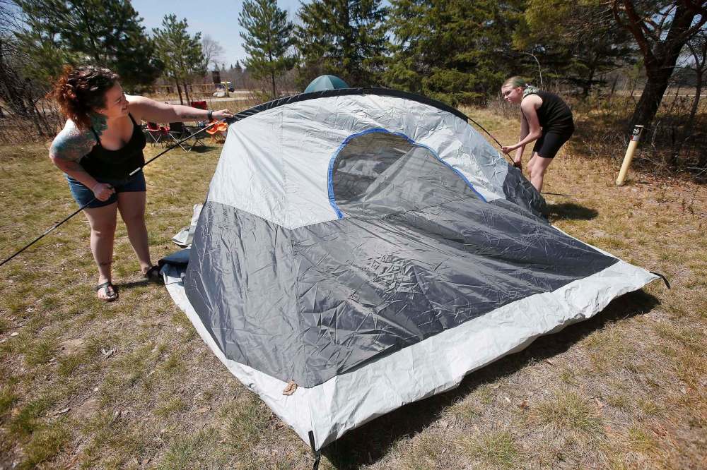 Melanie Crofford and daughter Lindsey set up a tent at the Birds Hill park campground Sunday. John Woods / Winnipeg Free Press