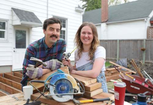 RUTH BONNEVILLE / WINNIPEG FREE PRESS
Couple Tim Gray and Dana Smith, both members of the sketch comedy troupe HUNKS, have many at-home projects &mdash; including building a deck &mdash; as part of their pandemic to-do list.