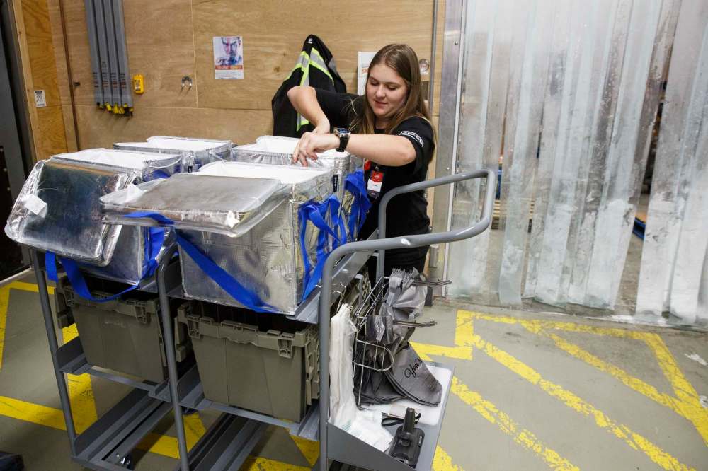 MIKE DEAL / WINNIPEG FREE PRESS
Verwey packs a customer’s shopping order Monday at the Grant Park Red River Co-op.