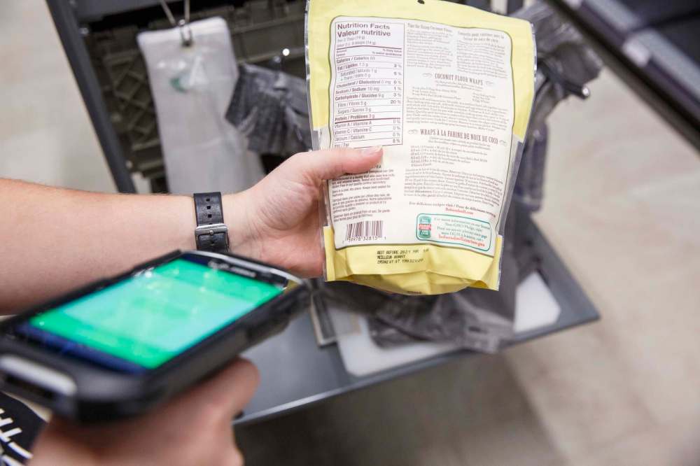 MIKE DEAL / WINNIPEG FREE PRESS
A customer’s purchase is scanned.