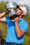 JOHN WOODS / WINNIPEG FREE PRESS FILES
Derek Barron kisses the trophy after winning the 100th Players Cup in 2019.