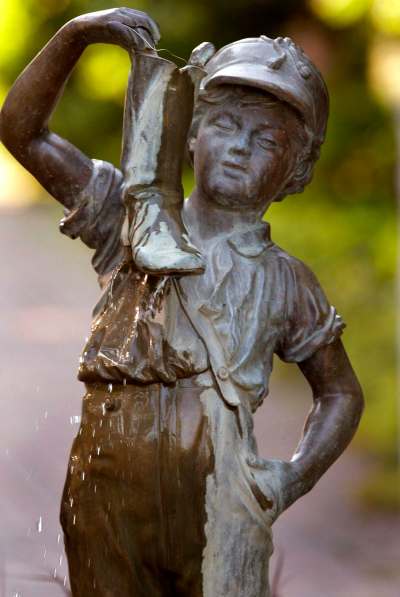 JOE BRYKSA / WINNIPEG FREE PRESS FILES
The famous boy and boot statue at the entrace to Assiniboine Park English Garden.