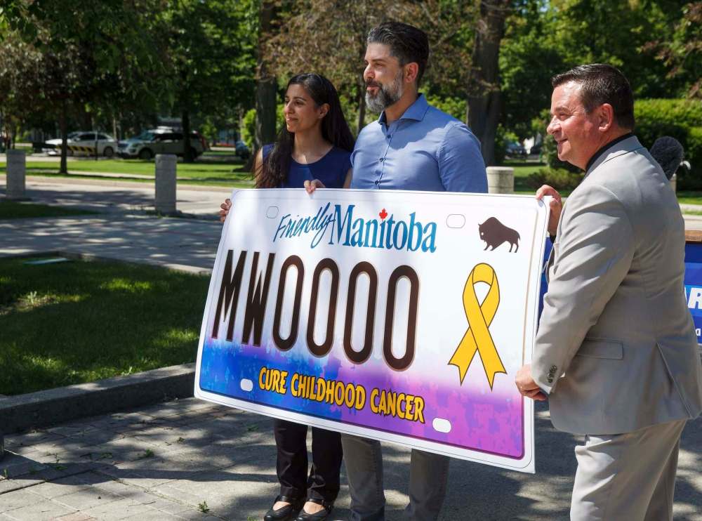 (Mike Deal / Winnipeg Free Press)
Crown Services Minister Jeff Wharton and Marco and Suzanne Suzio announce that the province’s newest specialty licence plate will financially assist research into childhood cancer.
