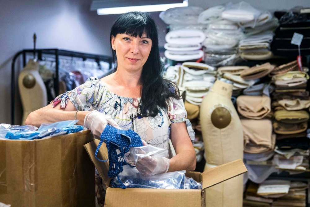 Alena Zharska, head of wardrobe at Royal Winnipeg Ballet, along with other staff have been creating high-quality face masks for the Winnipeg Boldness Project. (Mikaela MacKenzie / Winnipeg Free Press)