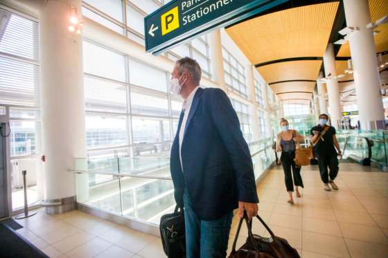 MIKAELA MACKENZIE / WINNIPEG FREE PRESSPremier Brian Pallister, wearing a mask, arrives from Toronto at the Winnipeg James Armstrong Richardson International Airport in Winnipeg last Tuesday.