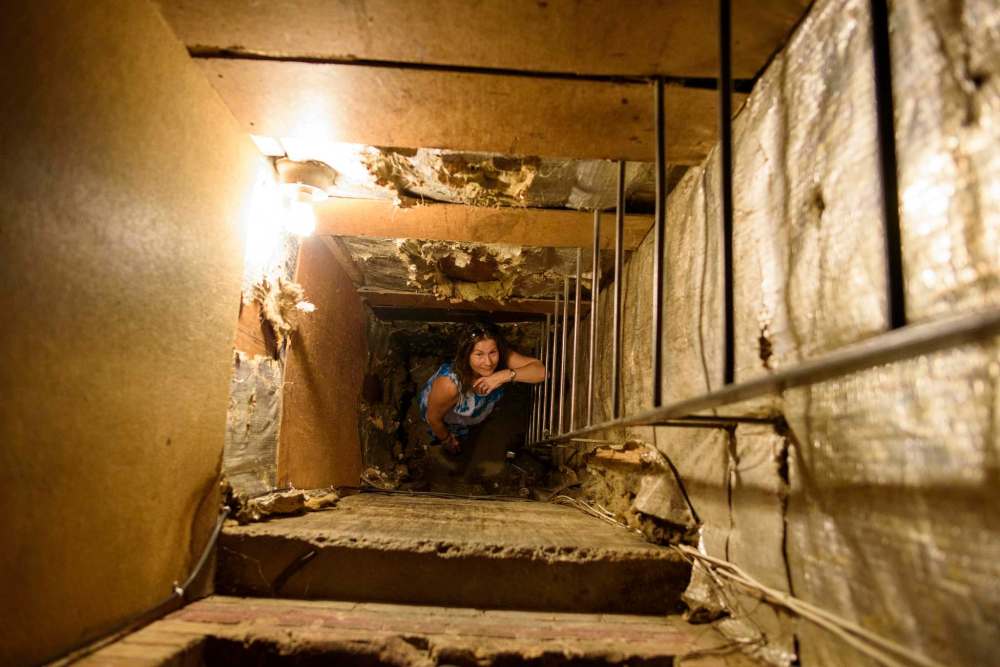 Melissa Gauthier looks up the ladder to the pin-setting machine. (Jesse Boily / Winnipeg Free Press)