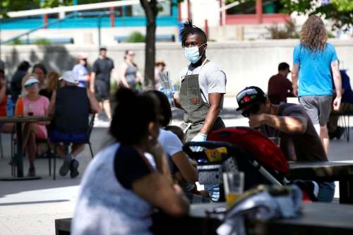 JOHN WOODS / WINNIPEG FREE PRESS FILES
In Manitoba, sometimes the sight of a server in a mask is the only thing to remind you there&rsquo;s a pandemic.