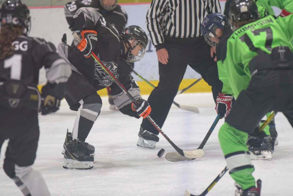 JESSE BOILY / WINNIPEG FREE PRESS
MJI Blizzard win a face-off in the AAA North American Hockey Classic at the BellMTS Iceplex on Monday.