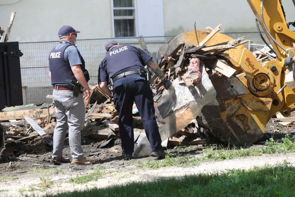 RUTH BONNEVILLE / WINNIPEG FREE PRESS
RCMP officers search the rubble of a home on the 300 block of Alfred Avenue. It burned down June 20 and is believed to be connected to the death of Gerhard Reimer-Wiebe.