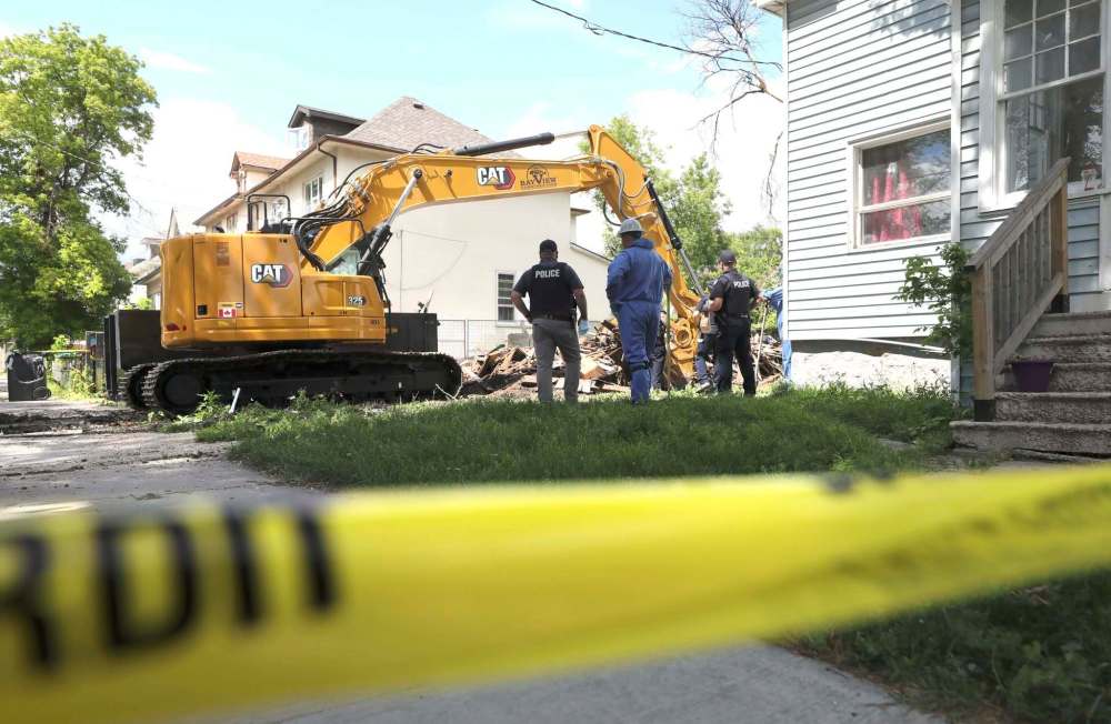 RUTH BONNEVILLE / WINNIPEG FREE PRESS
RCMP officers search the rubble of a home on the 300 block of Alfred Avenue. It burned down June 20 and is believed to be connected to the death of Gerhard Reimer-Wiebe.