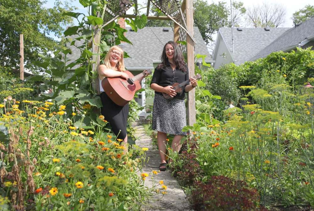 RUTH BONNEVILLE / WINNIPEG FREE PRESS
Andraea Sartison, left, and Jennie O'Keefe of Fête Jockey, a local arts-focused event company, are producing Sidewalk Soirées and giving local artists the chance to enjoy small-stage spotlights.