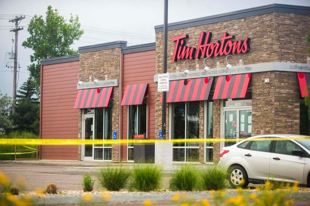 MIKAELA MACKENZIE / WINNIPEG FREE PRESS
A 43-year-old man was fatally wounded in a parking lot attack near Lagimodiere Boulevard and Fermor Avenue Thursday afternoon.