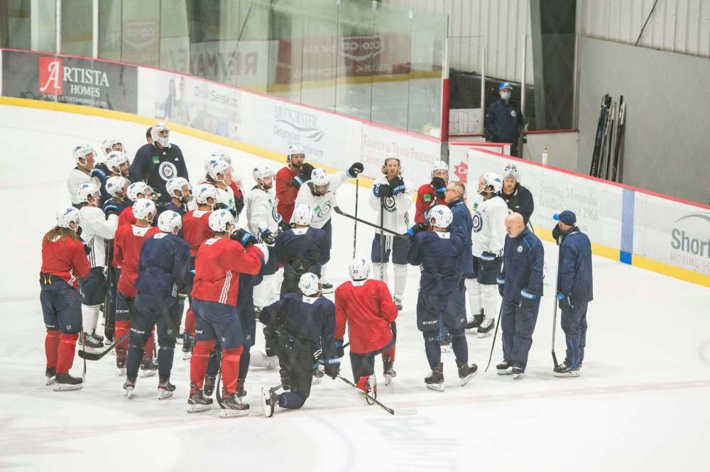 Mike Sudoma / Winnipeg Free Press
Winnipeg Jets head coach Paul Maurice addresses the team during Saturday’s final workout in Winnipeg.