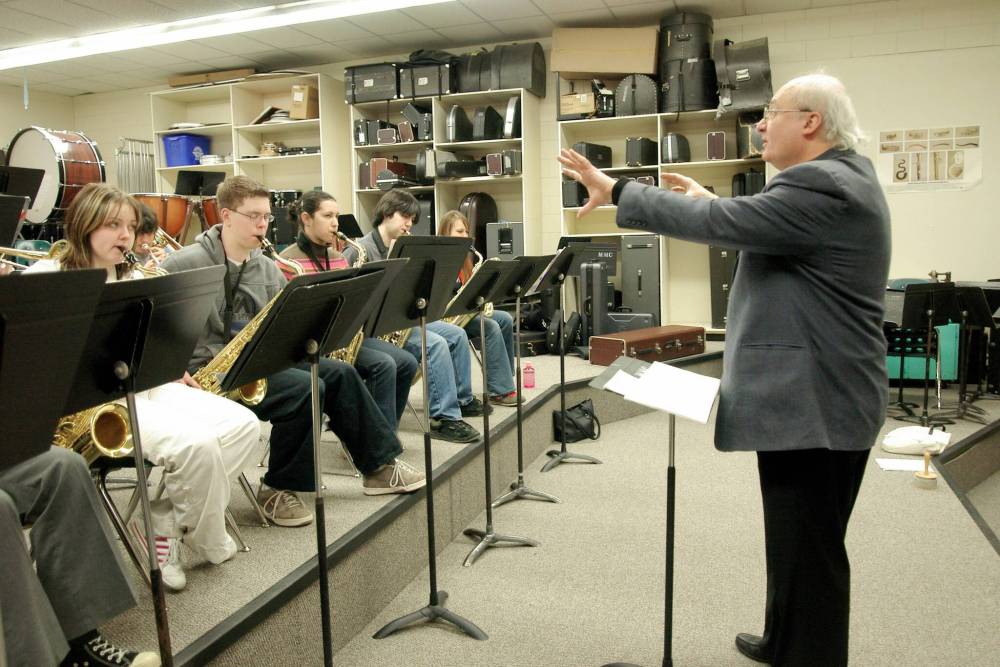 Ron Paley conducts the Miles Mac jazz band and Grade 5 and 6 students from Maple Leaf Elementary for special Juno concerts in 2005. (Amy Jo Patey / Winnipeg Free Press files)