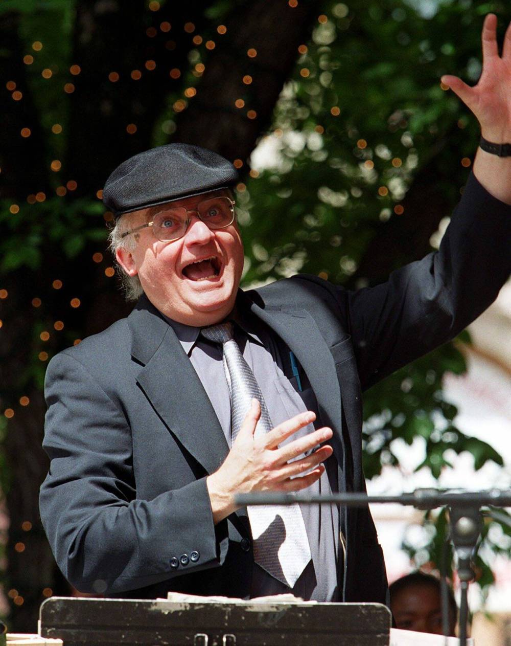 Ron Paley and his band play to a noon-hour audience in Old Market Square in June of 2000. (Jeff de Booy /  Winnipeg Free Press files)