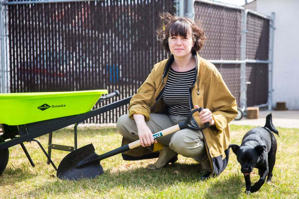 MIKAELA MACKENZIE / WINNIPEG FREE PRESS FILES
Rachel Andrushuk planted a garden for the first time in May and she is going to have a larger garden next year.